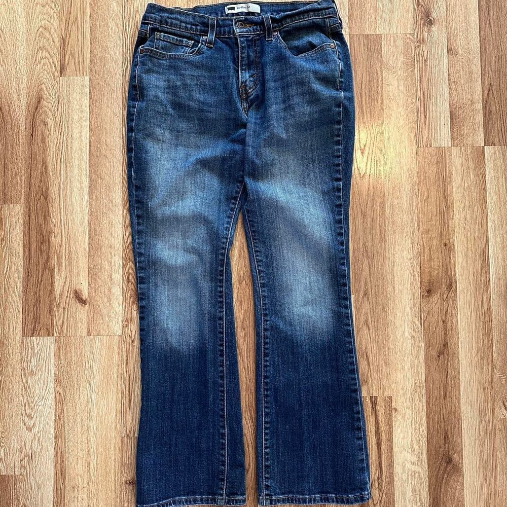 Women's dark wash Levi's 515. Size 7.
